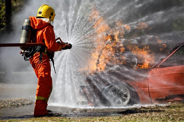 Pompier Arrosant Eau Pour Éteindre Incendie Sur Voiture Dans Accident — Photo