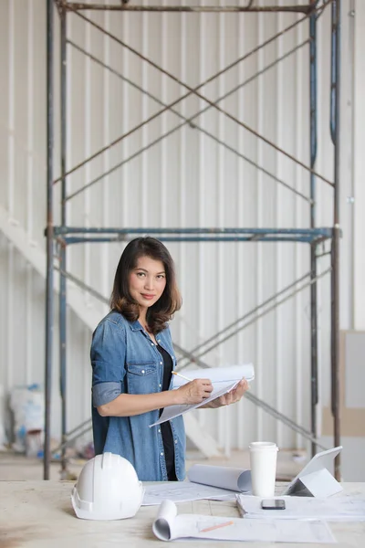 Mulher Bonita Engenheiro Asiático Azul Jeans Camisa Escrevendo Olhando Capacete — Fotografia de Stock