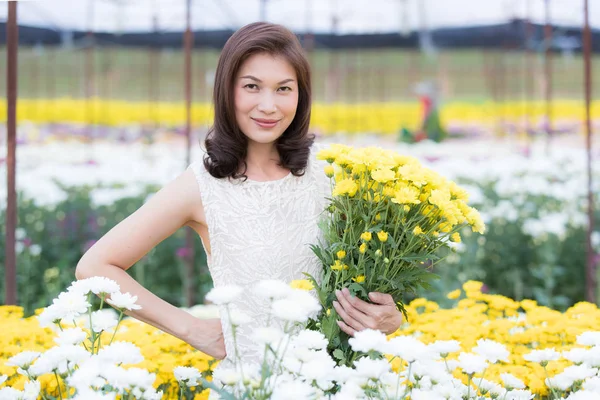 Schöne Asiatische Frau Hält Gelbe Blumen Den Händen Mit Stolz — Stockfoto