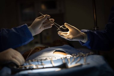 Sugery odasında doktorlar ameliyat diğer tıbbi cihaz gönderme