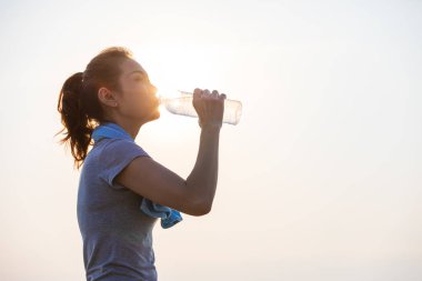 Egzersiz sonrası su içen kadın.