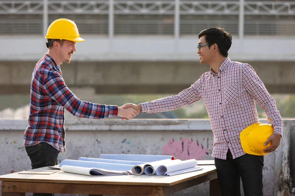 Dois engenheiros apertando as mãos — Fotografia de Stock
