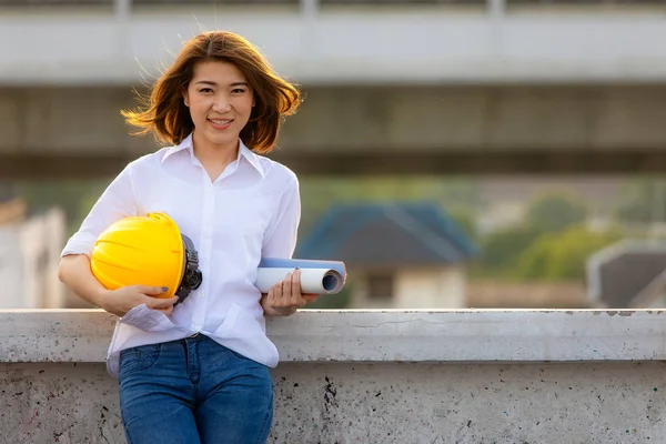 Asiática engenheiro feminino — Fotografia de Stock