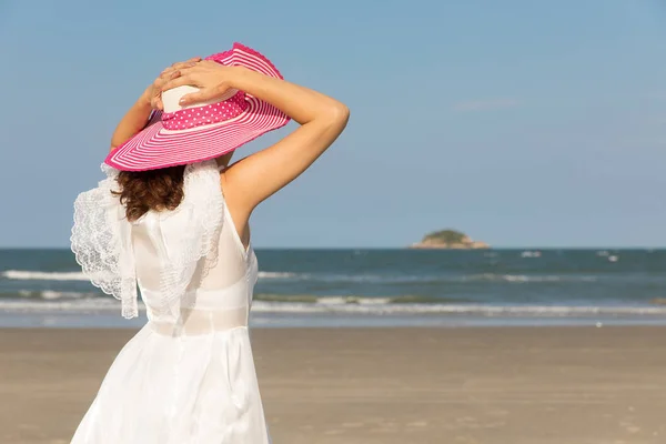 Kvinna i vit klänning på stranden — Stockfoto