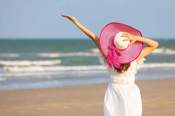 Mujer en vestido blanco en la playa — Foto de Stock