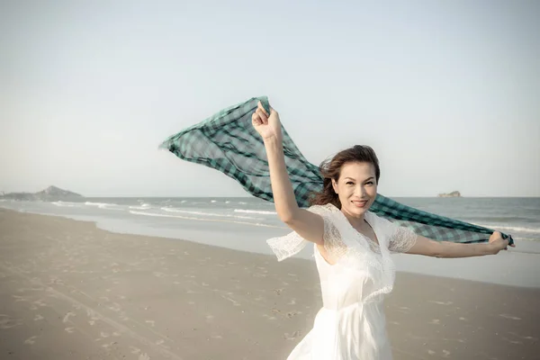 Kvinna med vågskjorta på stranden — Stockfoto