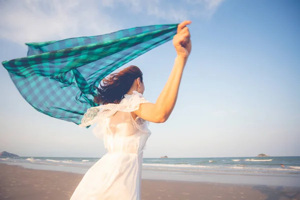 Mujer con paño waver en la playa — Foto de Stock