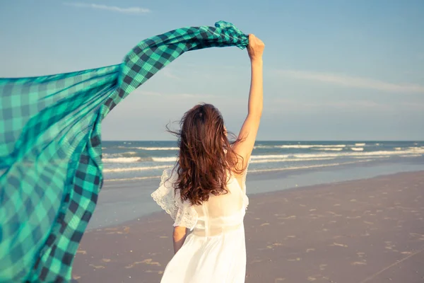 Donna con panno ondulato sulla spiaggia — Foto Stock