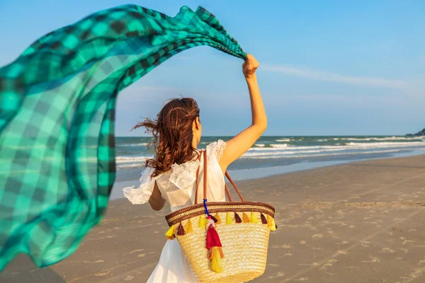 Kvinna promenader på stranden — Stockfoto