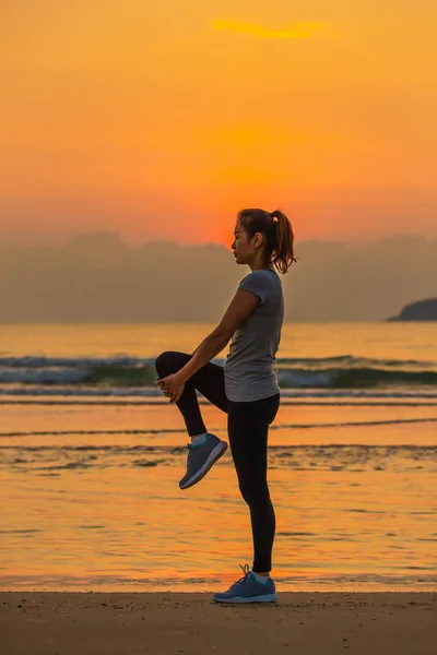 Woman exercise on beach — Stock Photo, Image