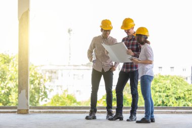 Mühendis ekibi inşaat alanında.