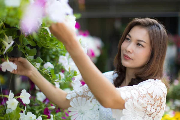 亚洲女人挑花买花 — 图库照片