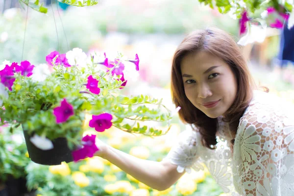 Asiatische Frau auswählen und kaufen Blume — Stockfoto