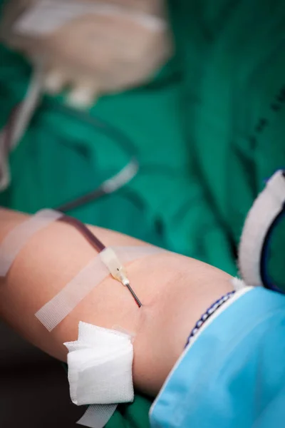 Arm of blood donator with needle. — Stock Photo, Image