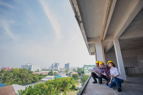 Equipe de engenheiros que trabalha no canteiro de obras — Fotografia de Stock