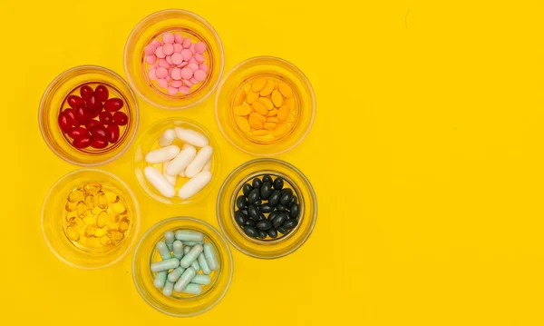 Grupp av flera storlekar av piller i glas — Stockfoto