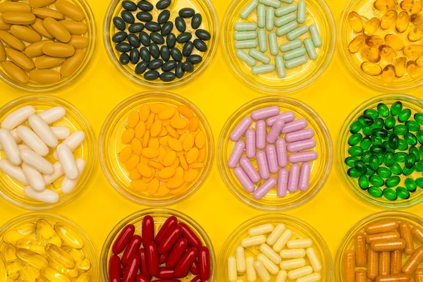 Grupp av flera storlekar av piller i glas — Stockfoto