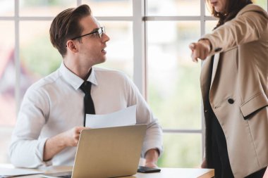 İşadamı kovulduğunda ve modern ofiste işsiz kaldığında şaşkın ve heyecanlı bir ifadeyle ona bakarken işkadını, işaret parmağı ve işadamına dışarı çıkmasını emretti..