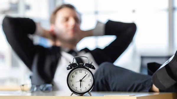 Relógio Mostra Tempo Após Horário Expediente Trabalho Uma Mesa Com — Fotografia de Stock