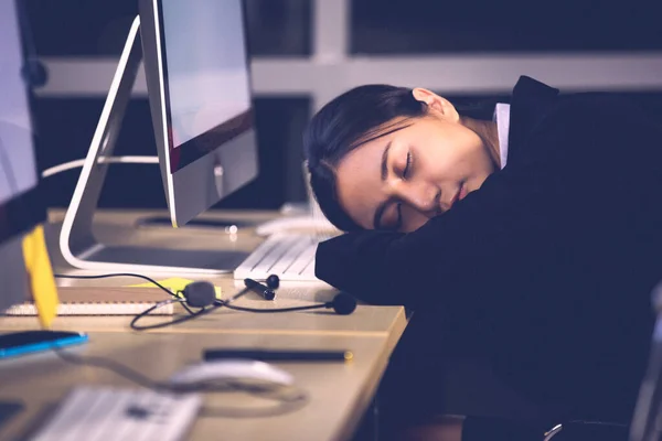 Dormindo Exausto Asiático Senhora Call Center Trabalhador Trabalhador Dormindo Dest — Fotografia de Stock