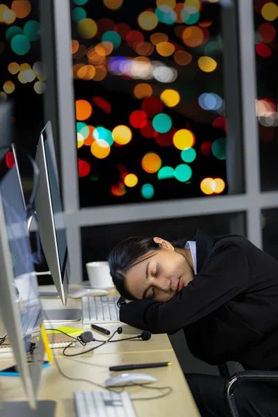 Dormindo Exausto Asiático Senhora Call Center Trabalhador Trabalhador Dormindo Dest — Fotografia de Stock