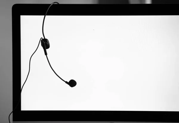 Headphone Headset Hanging Edge Blank Computer Screen Monitor Idea Call — Stock Photo, Image