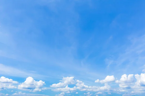 Niebieski Brygada Piękny Czysty Niebo Słoneczny Dzień Grupa Miękki Biały — Zdjęcie stockowe