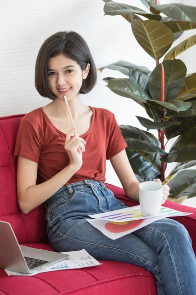 Cabelo Curto Jovem Bonito Metade Tailandês Menina Alemã Segurando Xícara — Fotografia de Stock