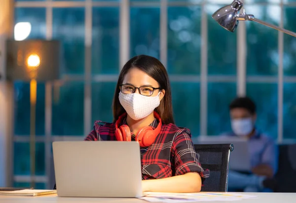 Krásná Asijská Žena Sobě Lékařské Hygieny Chránit Masku Dělá Práci — Stock fotografie