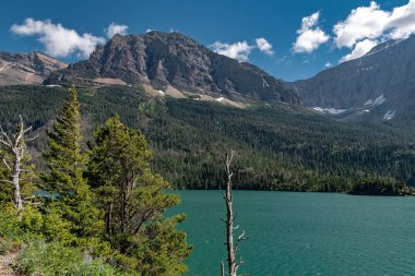 Güzel manzaralı Glacier Ulusal Parkı, Montana'da St Mary Gölü,