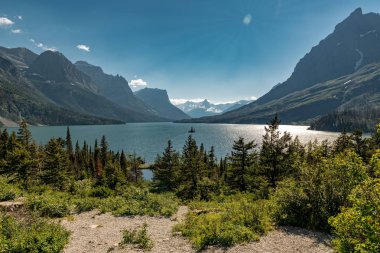 Güzel manzaralı Glacier Ulusal Parkı, Montana'da St Mary Gölü,