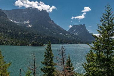 Güzel manzaralı Glacier Ulusal Parkı, Montana'da St Mary Gölü,