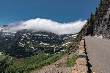Güzel manzara, buzul Milli Parkı ait güneş yol gitmek
