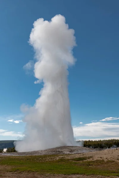 Erupção Velho Gêiser Fiel Parque Nacional Yellowstone Eua — Fotografia de Stock