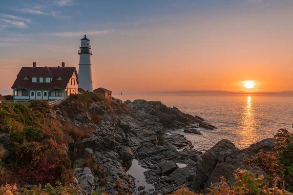 Portland Tepe Işığı 'nda büyülü bir gün doğumu. Portland, Mai