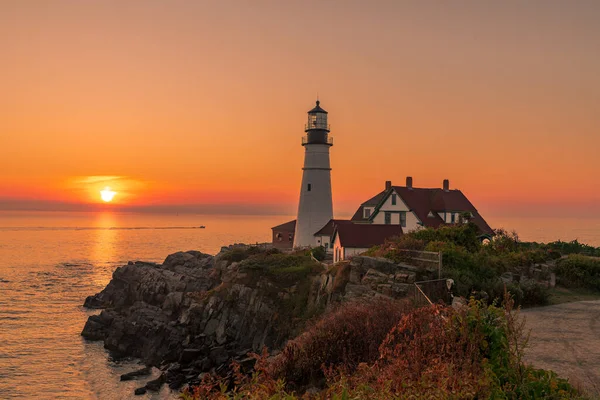 Portland Tepe Işığı 'nda büyülü bir gün doğumu. Portland, Mai
