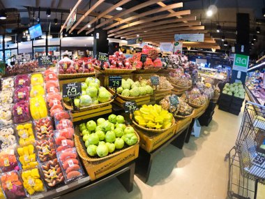 Farklı tropikal meyveler. Dükkanda Meyve Kesme