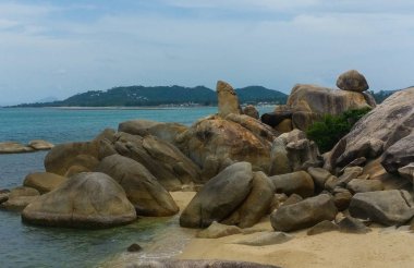 Sahilde çok güzel kayalar var. Tayland, Samui, Chaweng noi. Cennet