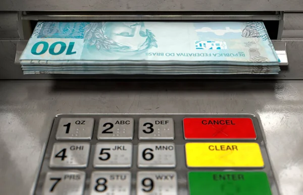 Bir atm cephe ışıklı bir sceen ve tuş takımı ile bir closeup görünümünü ve bir tomar para yuvası - 3d içine kapanık Brezilya gerçek banknotların render