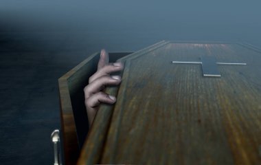 -3d Render karanlık bir uğursuz arka planda uzanarak bir el ile biraz açık boş ahşap tabut