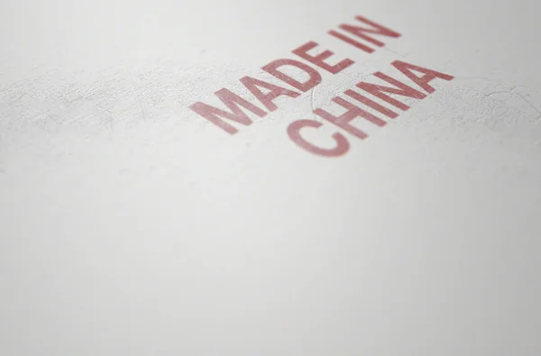 極端なクローズ アップ レンダリングを平らな白いプラスチックの製品に中国製の読み取りに表面摩耗印刷記号の — ストック写真