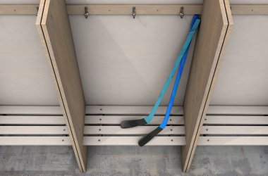 Bir Bank ile ahşap bir odacık içinde iki buz hokey sopaları ve askılar spor soyunma odası - 3d render değiştirmek