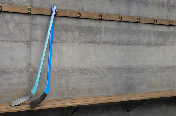 Zwei Eishockey Stöcke Auf Einer Holzbank Einer Heruntergekommenen Umkleidekabine Render — Stockfoto