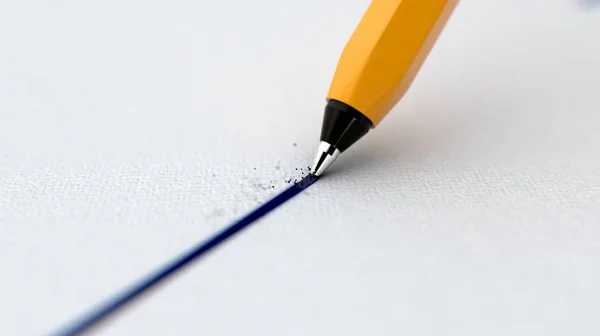Eine Nahaufnahme Eines Normalen Kugelschreibers Der Eine Gerade Tintenlinie Auf — Stockfoto