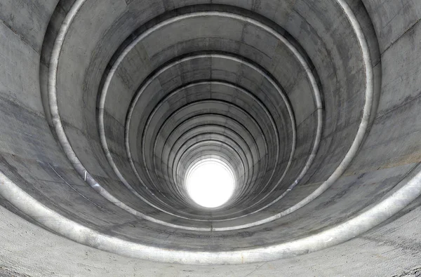 Olhar Para Baixo Túnel Concreto Feito Formas Geométricas Circulares Com — Fotografia de Stock