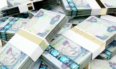 BAE Dirhemi Lirası bir izole arka plan - 3d render üstünde rasgele dağınık demetleri yığını
