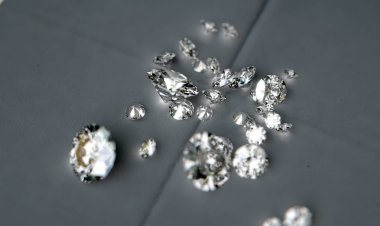 Makro görünümü çeşitli büyüklükte topluluğu elmas üzerinde karanlık malzeme yüzey - 3d render kesiyorsun.