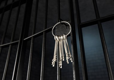 Hapishane hücresini açık kapı ve anahtarları demet