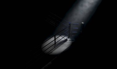 Bir boks ringinin loş bir köşesine dramatik bir şekilde yakın plan. Etrafı halatlarla çevrili, izole edilmiş karanlık bir zemin.