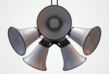 Beş boynuzlu hoparlörden oluşan bir sıra, izole edilmiş beyaz arkaplana bakan bir daire şeklinde bir direkten sarkıyor.